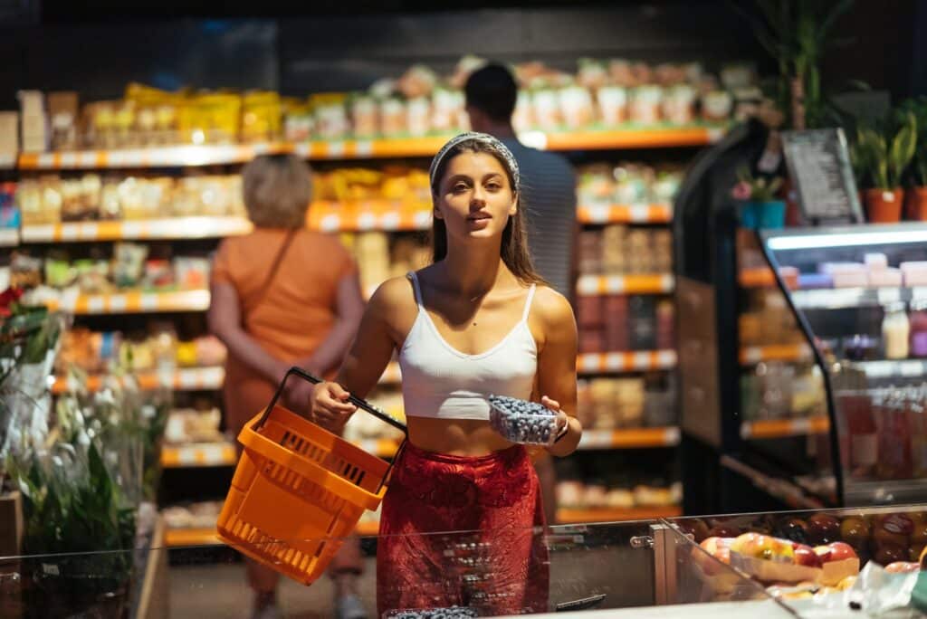 Sexy Frau beim einkaufen im Supermarkt - Supermarkt Dating